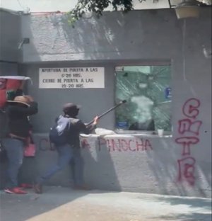 CNTE lleva la violencia a la SEP con apoyo de v&aacute;ndalos