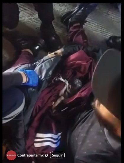 Beb&eacute; abandonada en la calle lucha por su vida, mientras su madre huye en un auto.