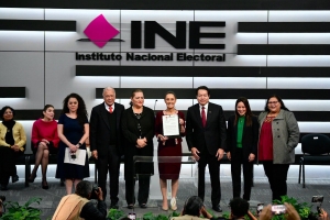 Hoy extendemos nuestra mano y convocamos a todas y todos los mexicanos a emprender este camino juntos y juntas: Claudia Sheinbaum se registra ante el INE como candidata a la Presidencia de México