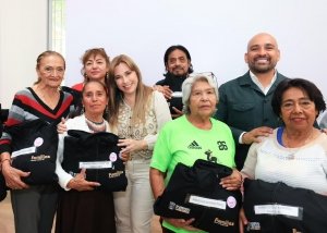 Puebla lista para las Olimpiadas de Oro 2026; Ceci Arellano entrega uniformes a delegaci&oacute;n estatal.