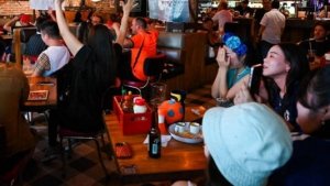 &iexcl;Con la TV pagada! Fondas y taquer&iacute;as no transmiten partidos del Mundial para evitar multas