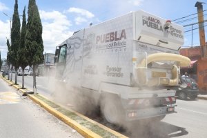 Con barredoras mecánicas Gobierno Estatal atiende siete vialidades principales en Puebla Capital