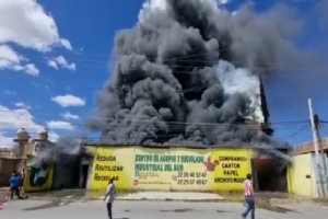 Incendio consume recicladora al sur de Puebla