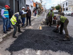 Verifica Pepe Chedraui labores de bacheo en colonia Los Volcanes