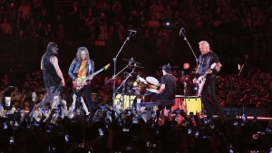 Metallica Pone a Bailar a sus Seguidores con ‘La Chona’ Durante Concierto en México