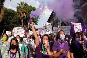 Gobierno de Puebla descarta sanción a maestras que marchen el 8M