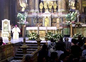 Fieles celebran el Domingo de Resurrecci&oacute;n en la Catedral de Puebla