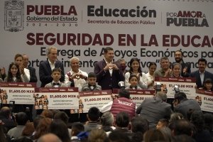 Alejandro Armenta entrega apoyos económicos a estudiantes de primaria para fortalecer la educación