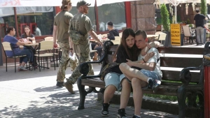 Ucrania reduce a 25 años edad de reclutamiento y restringe circulación de hombres