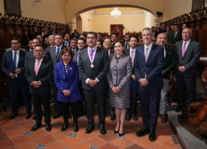 Lilia Cedillo entrega medalla &quot;Melchor Covarrubias&quot; a Sergio Salomón