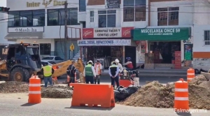 El conserje Adán Domínguez se burla del accidente por bache y evade responsabilidad