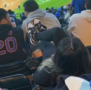 &iquest;Nace #LadyPatadas? Mujer se hace viral por patear a hombre en juego de los Mets