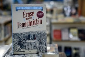 El autor expone el resultado de sus investigaciones con una prosa &uacute;nica
