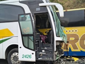 Dos muertos y 11 heridos deja choque de autobuses en la carretera Tlapa-Puebla