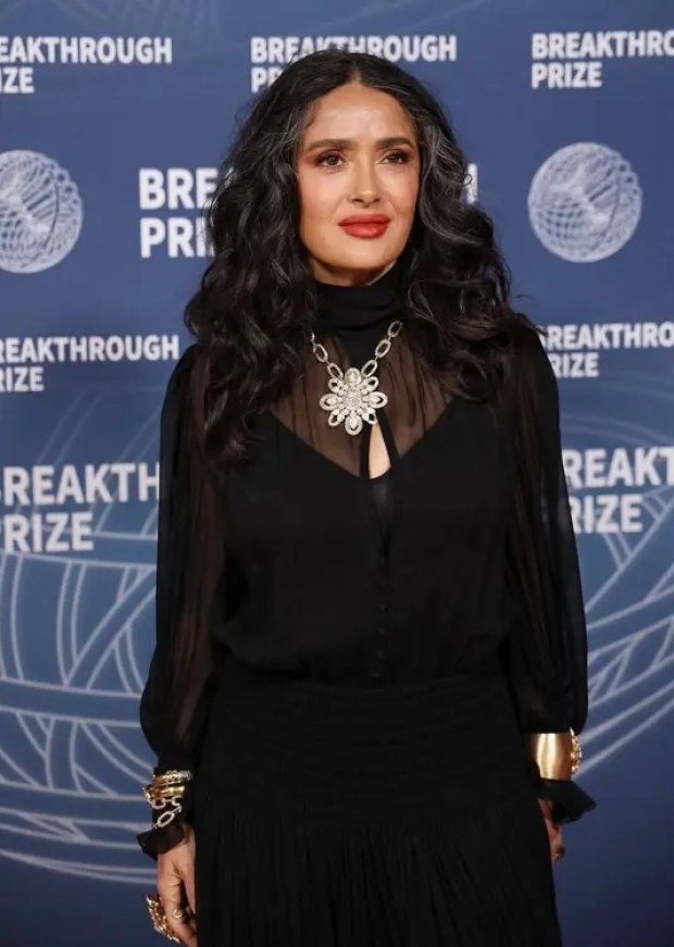 Salma Hayek deslumbra con vestido negro vaporoso y joyas XL