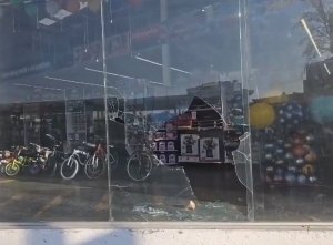 Cristalazo por tercera ocasión en la tienda Juguetrón de Puebla