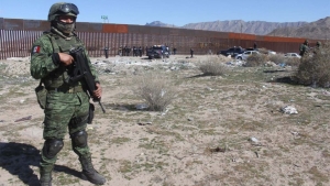 Migrante se queda atorado en el muro de la frontera entre México y Estados Unidos; así lo rescataron