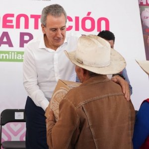 Pepe Chedraui y MariElise Budib recorren la capital entregando apoyos alimentarios a las familias poblanas