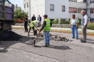 Supervisa Pepe Chedraui labores de bacheo en colonia La Noria