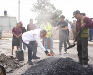 Verifica Pepe Chedraui trabajos de bacheo en San Andr&eacute;s Azumiatla