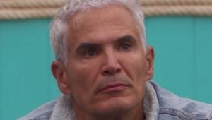 &iexcl;Aqu&iacute; no se menciona ya!: Adal Ramones rega&ntilde;a a Julio Camejo por hablar de Galilea Montijo en 'La Granja VIP'