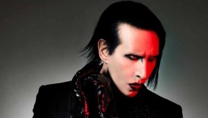 Marilyn Manson impacta al desfilar durante la Paris Fashion Week
