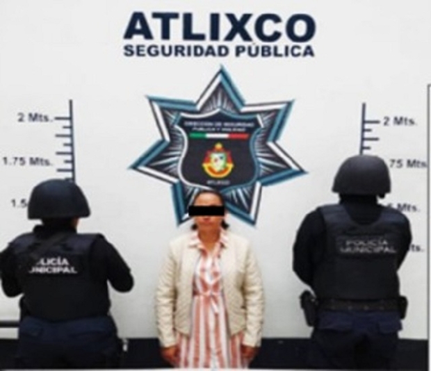 Policía de Atlixco detiene a mujer por posesión de arma de fuego y vehículo robado